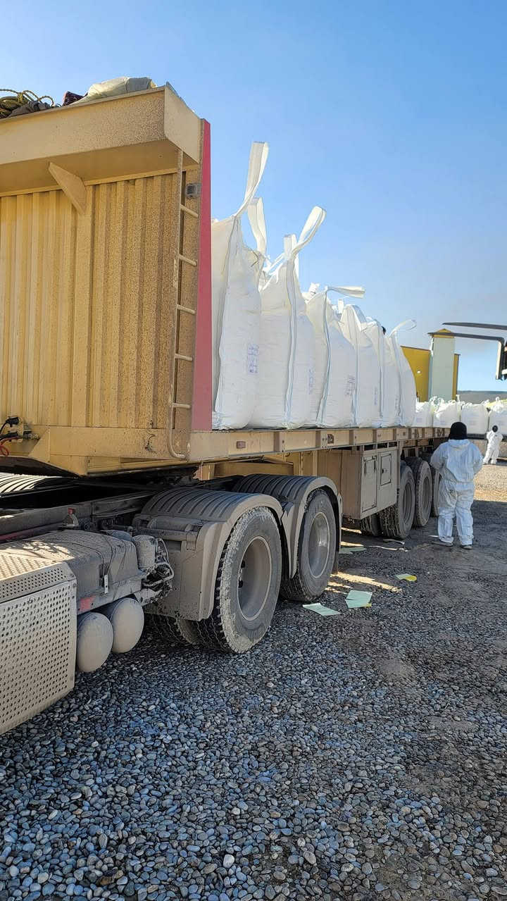 للبيع حدادي.  سعر. 100$ وبيها مجال  تخم تاير ٤ و ٥ نص عمر  طول 13 شريط صيني دنكيل ١٤ مربع 5 محاور شاصي الماني كهرباء هواء بريك صبغ كل جديد ***********
