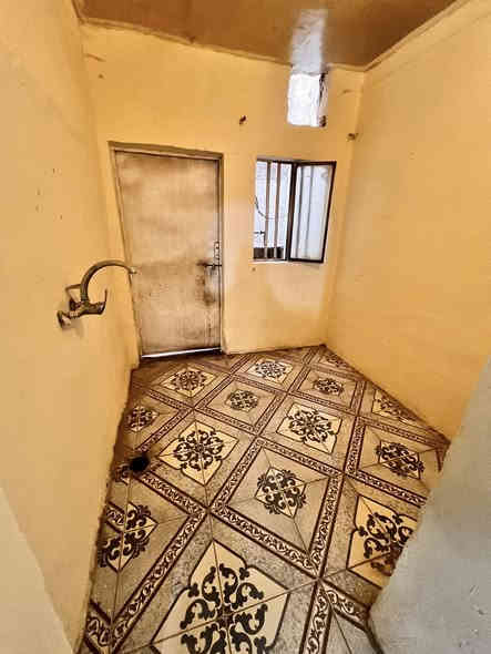 للرهن 
دار مساحه 100 متر حي ميسان 
قريب السوك 
غرفه وصاله ومطبخ وصحيات 
سعر الرهن ٢٥ 
***********
