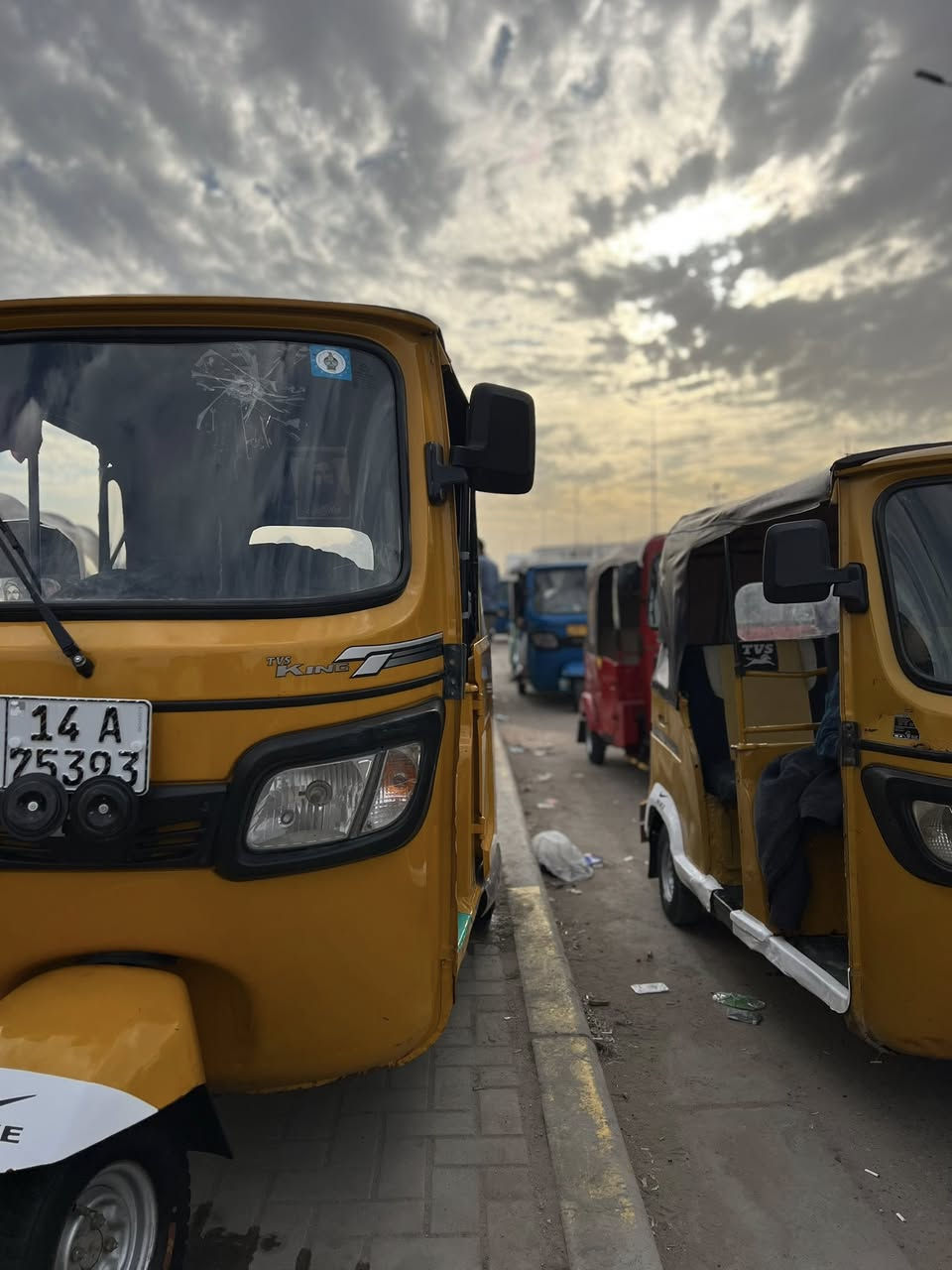 السلام عليكم 

تكتك TVS موديل 22شهر الرابع 
لون اصفر 
محرك مجفت بس اول تجفيتة الة 
رقم وسنوية باسمي 
تكتك مرتبة ونضيفة وحلوة بيها خياس بسيط موضح بالصور غير هيج  
ما بيها اي غلطة يعني تاخذها تطلع للشغل بيها كبل

مكاني بصرة كرمة علي شارع النفط 
رقمي ***********

ملاحضة : ע تعامل على السمج وهوه بالشط تـ؏ـٰ̲آل وشوفها وفحصها عجبتك اخذها واهلا وسهلا وشايف الف خير ما عجبتك هم اهلا وسلا
وشكراً
