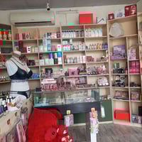 كوزمتك للبيع هوا والفاترينات للاستفسار 07733884655