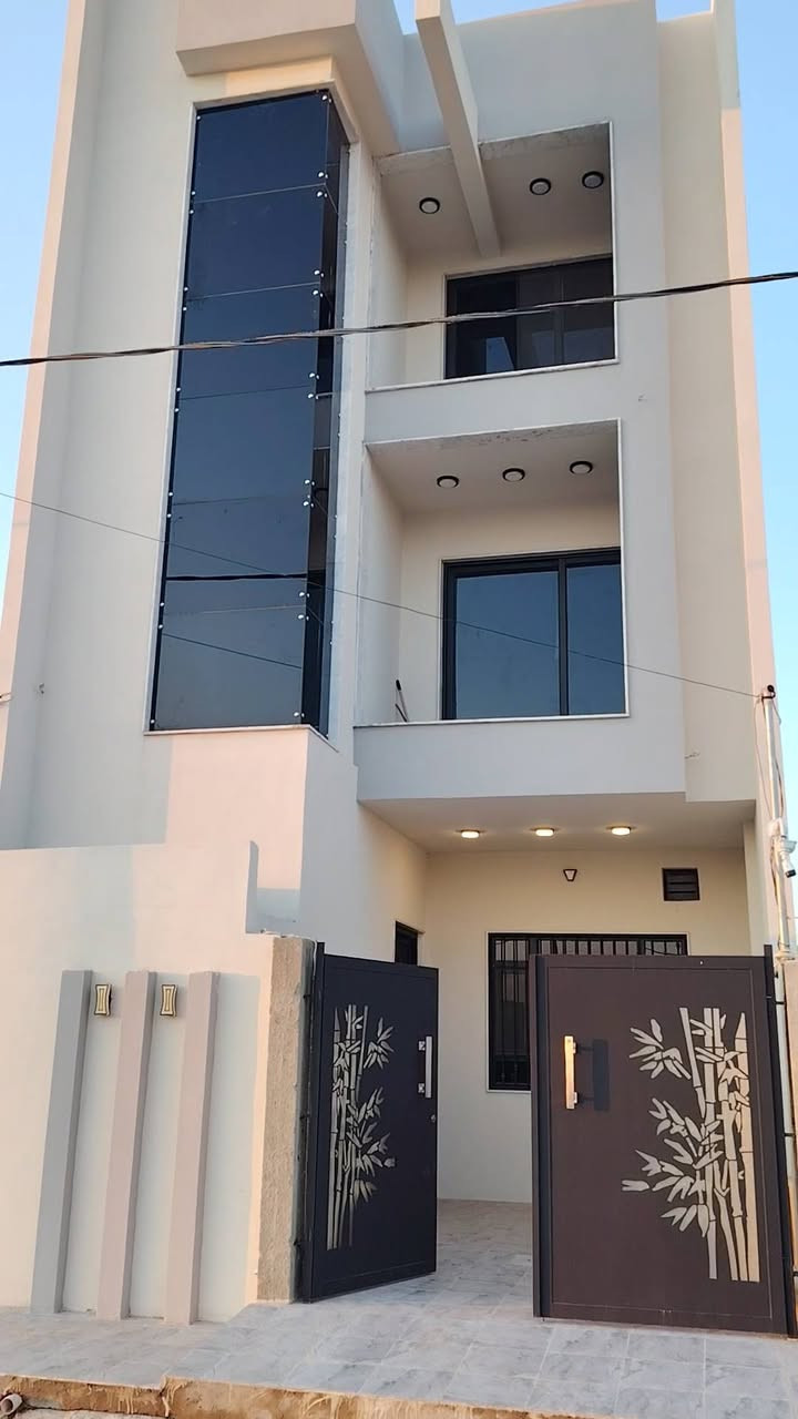 دار للبيع جمعيه الكندي
مساحه الدار 120 متر 
يتكون الدار من 6غرف نوم 
ثلاث طوابق فول 
بناء حديث تسليم فوري
مقاطعه 27 
اتجاه قبله 
للاستفسار 
***********
