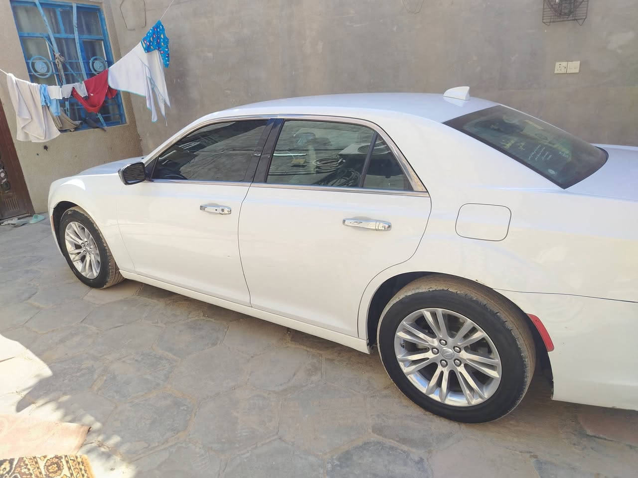 السلام عليكم اوباما 2015اصل c300كرايسلر
مواصفات فول ما عدا فتحه 
1كراسي جلد 
2كراسي كهربائية 
3كير ماوس
4 كعده ملكيه
5سنويه ماساقطه لحد2027
6رقم ذي قار 
7تحويل ثاني يوم 
8شاشه جبيره بيها 
السياره جديده اكفل كهربائية وحداديه وكير ومكينه 
سعر 245وبيها مجال 
رقم هاتف ***********
