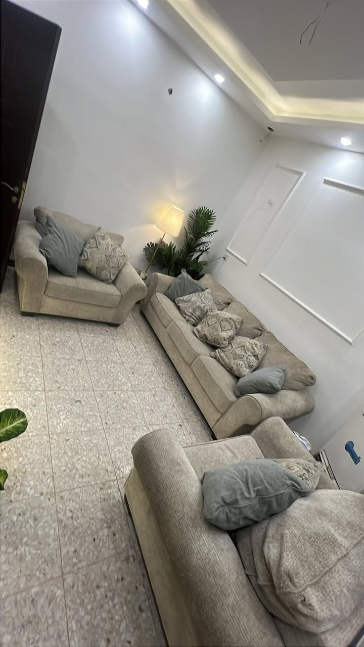 سلام عليكم تخم ماركة اشلي امريكي منزل فديو وصور امانة الله ورسوله قبل سنه ضبط ماخذه ب35 ورقه واليعرف ماركة اشلي يكدر يتاكد من الوكاله مالتهم القنفه مترين وستين سم والكراسي 160 سم. رايده ب. مليون وربع. *********** بغداد مكاني
