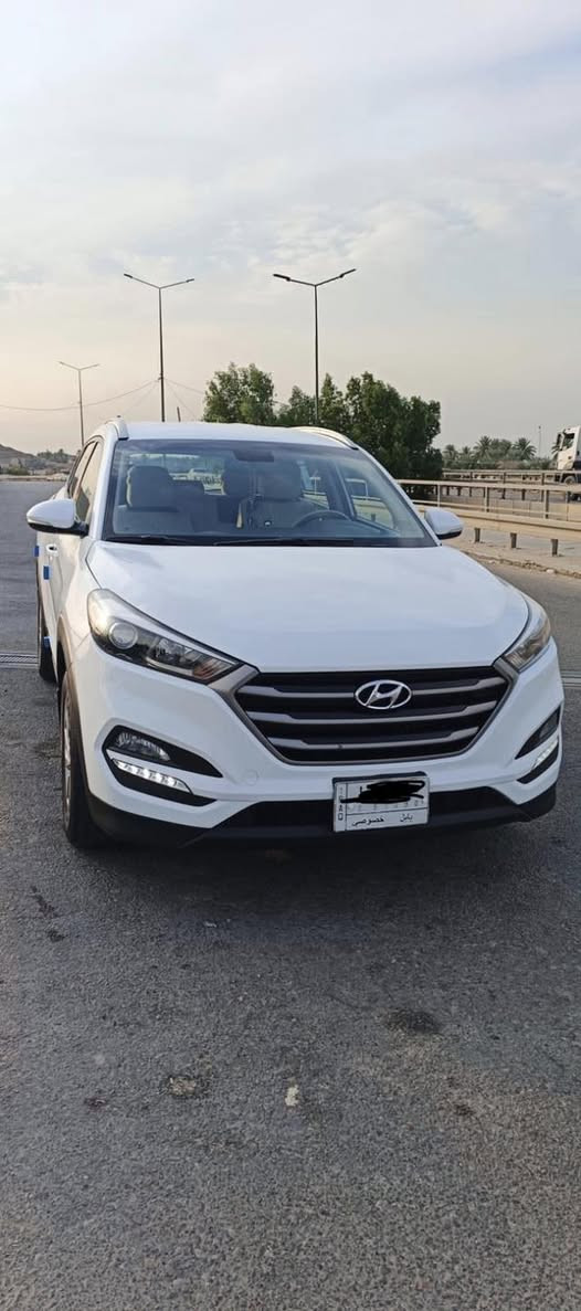 السلام عليكم 
هونداي توسان 2017 .. خليجي
المحرك 2000 / دوش 
مكفولة ... 
الواصفات :
مرايا شفط + اشارات بالمرايا 
داخل لونين(عسلي مطعم بالأسود) 
كشافات امامية + بك لايت 
لايتات LED امامي 
تحكم ستيرن 
تبريد قطعتين 
الحالة : 
حدادية امامي وخلفي جيده
السيارة نظيفة جداً واحلى من الصور 
فقط رصعه خفيفة في خشم البنيد pdr
المكان حي بابل / خلف أكاديمية الشرطة .
السعر 178$
***********
