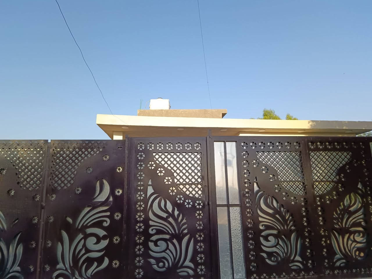 السلام عليكم الدار للبيع السعر 255 مليون وبي مجال إن شاء اللّٰه مساحة البناء 250 متر مساحة الأرض 1250  نصف دونم طابو زراعي سند الدونم بأسمنا ويتم عمل قرار محكمة للمشتري العنوان بغداد الدورة هور رجب مجمع المنتجع السكني والسعر يعتبر جداً مناسب بالنسبة لأسعار المنطقة تفاصيل الدار استقبال7×4 هول 4×4 حولي 8×4 الحولي يتضمن المطبخ والصحيات غرفتين نوم 4×5 بيتونه4×5 وبيها صحيات البيت كامل من كل النواحي وارضيته بورسلين ماعدا الغرفتين والدرج والبيتونه صب بدون تطبيك اني صاحب الدار وساكن بيه حالياً والي يجي اهلاً وسهلاً بيه وهذا رقمي *********** وعذراً على الأطالة
