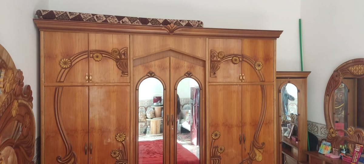 سلام عليكم موجوده غرفه أخشاب مثل ماموضحه بل صوره علا قول راعيه رايده بسعر 750)وبيه مجال بسيط ليحاب يستفسر هاذه رقمي ***********
