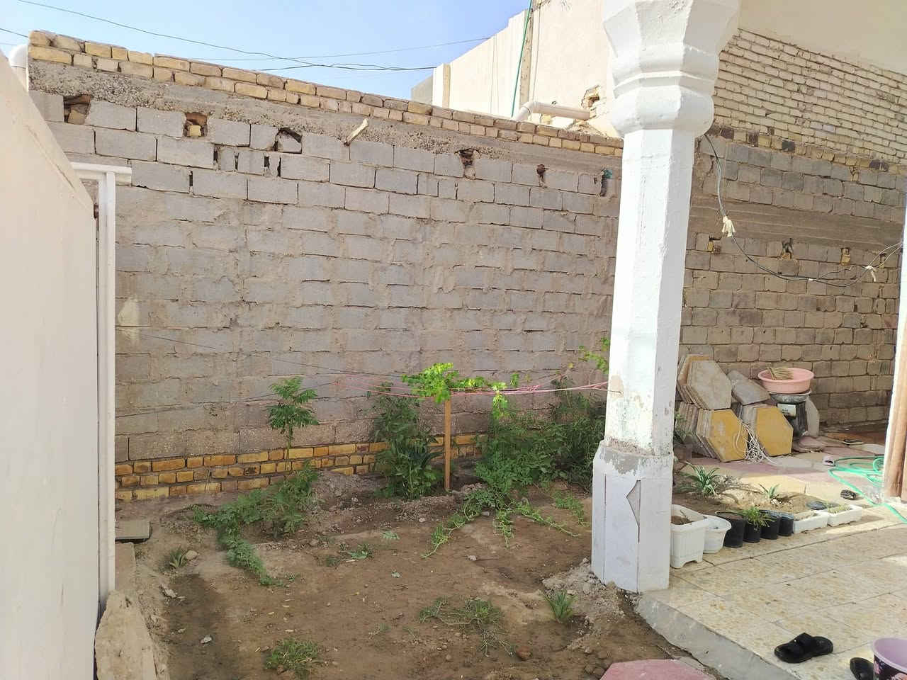 بيت بالداينيه 200متر يحتوى على غرفتين وصالة واستقبال وصحيات داخليه خارجيه وفوك غرفتين وصالة بوكس وربط شارع احمد الوائلي  السعر عالخاص***********
