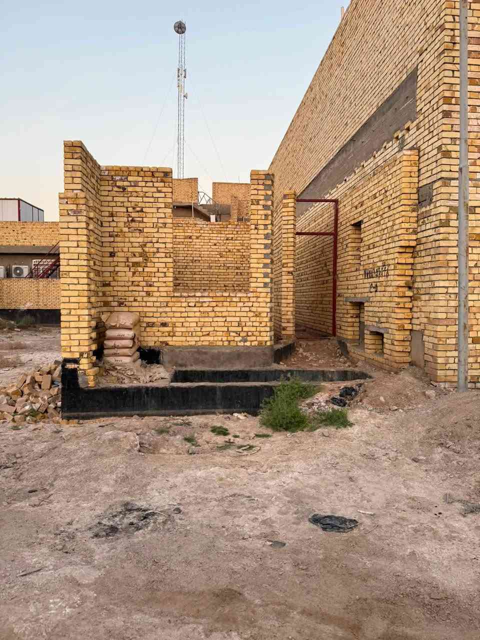 السلام وعليكم يوجد مشتمل منطقة العامري 
المساحه 100متر الوجه5 ونزال20 
شارع12  غير مسقف التواصل على رقم ***********
