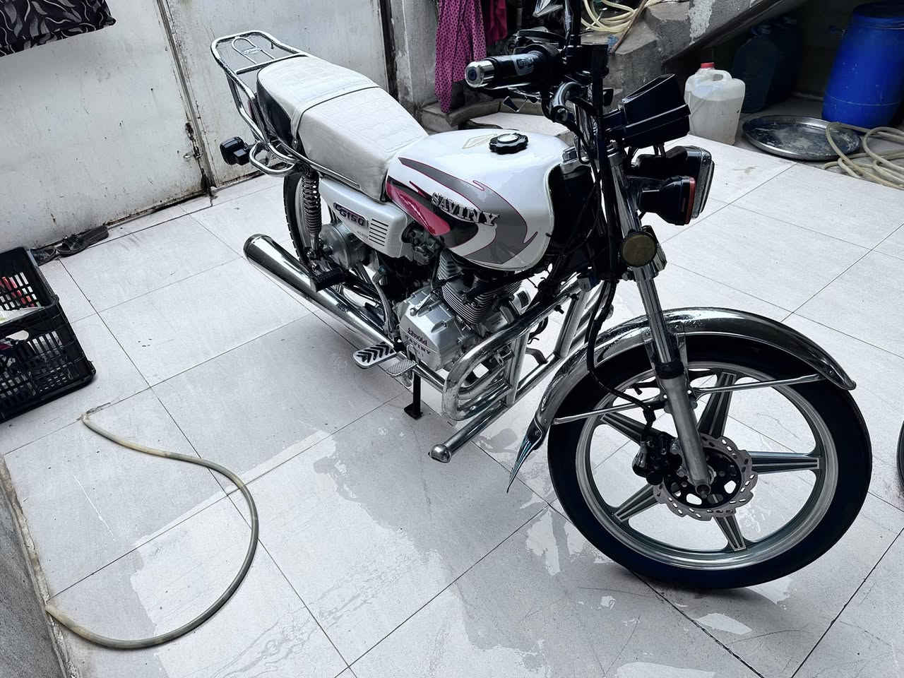 السلام عليكم   ماطور عدد2سافين اصلي للبيع 
منفيس اصلي ماطورات نضيفه ما ناقصه شي الون ابيض والثاني ماروني محركات كبس كهربائيات شغاله السعر من الاخير 550الف قفل كل واحد  رقم ***********
