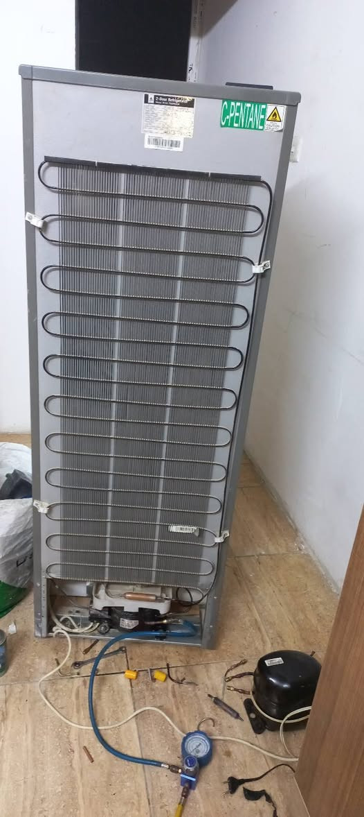 السلام عليكم 
ثلاجة يشكو الزبون عدم وجود تبريد 
بفحص الثلاجة تبين وجود ليك تم غسل المنضومة وتبديل الفلتر و عم فاكيوم واعادة الشحن وعادت للعمل بفضل الله 
#مركز_الشيب_للصيانة
للأستفسار : م.محمد الشيب الطيباني 
***********
