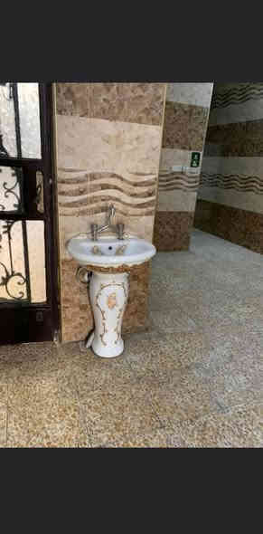 بيت لليجار  المساحه ٢٠٠ متر للستفسار الاتصال***********
العنوان  البلديات تقاطع الكهرباء البيت جديد كلش  
السعر ٦٥٠ الف 
الطابق الاول يحتوي علي حوش جبير وممر جبير وستقبال جبير وصاله جبيره ومطبخ وغرفت نوم وخدمات ومقابيل البيت تشجير البيت عشارع العام 
الطابق الثاني يحتوي على غرفه جبير وصاله وسطح
