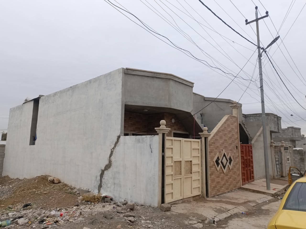 السلام عليكم  بيت مساحه 100متر فول سراميك حلاان غرفتين وهول واستقبال مناور اثنين الموقع مجمع ركن النخله السعر 47وبي مجال رقم الهاتف *********** بي واتساب
