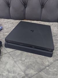 بلي 4 سلم  أونلاين  1 تيرا مامفتوح نضيف  2 جوستك اصلي  مع سماعات  وكيب...