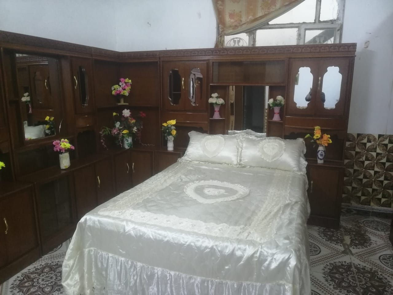 غرفة نوم حطاطه تكمه شغل درجه اولى السعر ٩٠٠ وبيها مجال لشراي العنوان رمادي الجزيرة للإستفسار الاتصال على ***********
