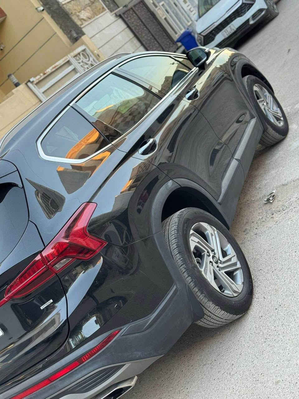 للبيع سنتافي 2023 رقم ربيل جديد تحويل مباشر السعر (١٩٠) حادث جاملغ وبنيد المواصفات 
  1-التوقف الذاتي

2 -كير بنظام الازرار  المنفصلة 

3- هاند بريك بصمة 

‏ 4- Auto Hold  أوتو هولد

5- خاصية ISOFIX   ايزو فكس قفل الاطفال

6- نظام مانع الانزلاق

7- نظام نزول المنحدرات.

8- نظام اطفاء المحرك (A) ذاتيا في الازدحامات لتوفير الوقود

9- حساسات ضغط الاطارات_

10- رادارات امامي -خلفي -جانبي 

-كامرة خلفيه

11- دشبول لونين يخبل /, وال كشنات كذالك لونين 

12-ميزة التوقف الذاتي للمركبة منعا للاصطدام عند القيادة او الرجوع

13-المركبة تعيد نفسها للمسار الصحيح عند عدم الانتباه 

14-نظام القيادة الذاتي الذكي في الشوارع المخططة 

15-مثبت السرعة Cruise وميزة التباعد عن المركبات

مكان سياره بغداد للاستفسار ***********
