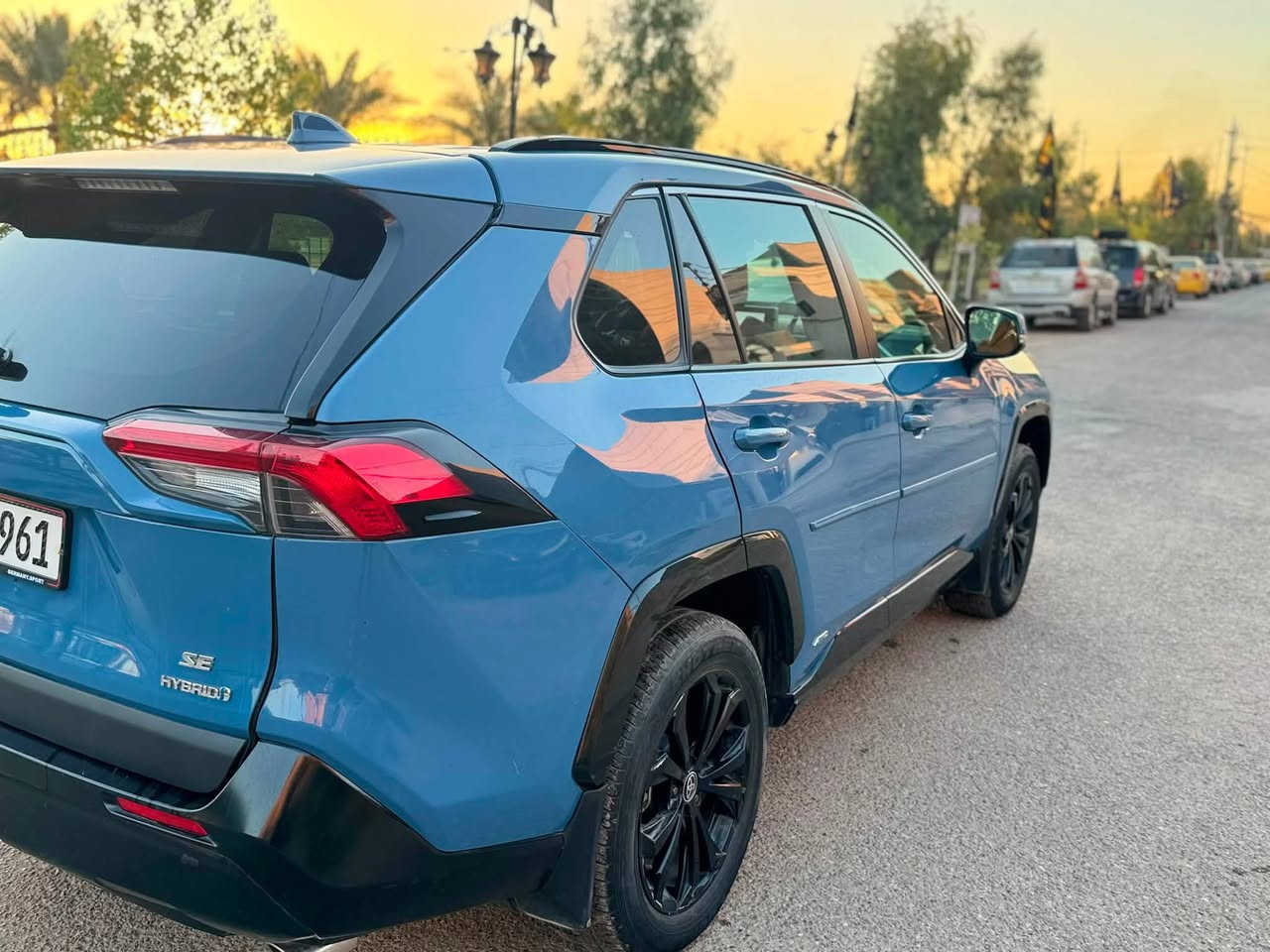 سيارةRAV4 موديل2023  أمريكي الحادث خلفي صور الحادث موجود داخل المنشور  فول مواصفات مصابيح LED أمامية.
* إضاءة نهارية LED.
* تشغيل بصمة (Push Start).
* دخول ذكي بدون مفتاح.
* مقعد السائق كهربائي بـ 8 وضعيات.
* شاشة 8 إنش.
* دعم لاسلكي لـ Apple CarPlay وAndroid Aut

* رادار أمامي مع نظام منع الاصطدام.
* مثبت سرعة راداري.
* المحافظة على المسار.
* تنبيه مغادرة المسار.
* مراقبة النقطة العمياء (Blind Spot).
* تنبيه حركة المرور الخلفية (Rear Cross Traffic Alert).
* كاميرا خلفية.
مكان السياره بغداد الحريه 
***********
السعر 240
