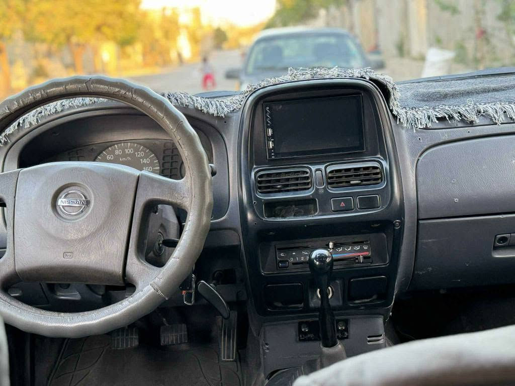 پیکاب نیسان مۆدیل 2003بەشەرتی هەمو شتێکی دەفرۆشم سەیارەکی زۆر خاوێنەو بێکێشەیە هیچ تەقەو ڕەقەی تێدانیە تبریدو پاوەرەو کۆدی ئاسایشی بۆکراوە  چوارتایەو ویلی لۆکی لەژێردایە ،هیچ لێدراوێکی نیە بەس بۆجوانی کامل پەمپ کراوە  سەیارەکی بێکێشەیەو گێڕو مەکینەشی بەشەرت نرخیشی 60گەڵایە شوێن قەڵادزێ ***********
*********** بشدار, السليمانية
