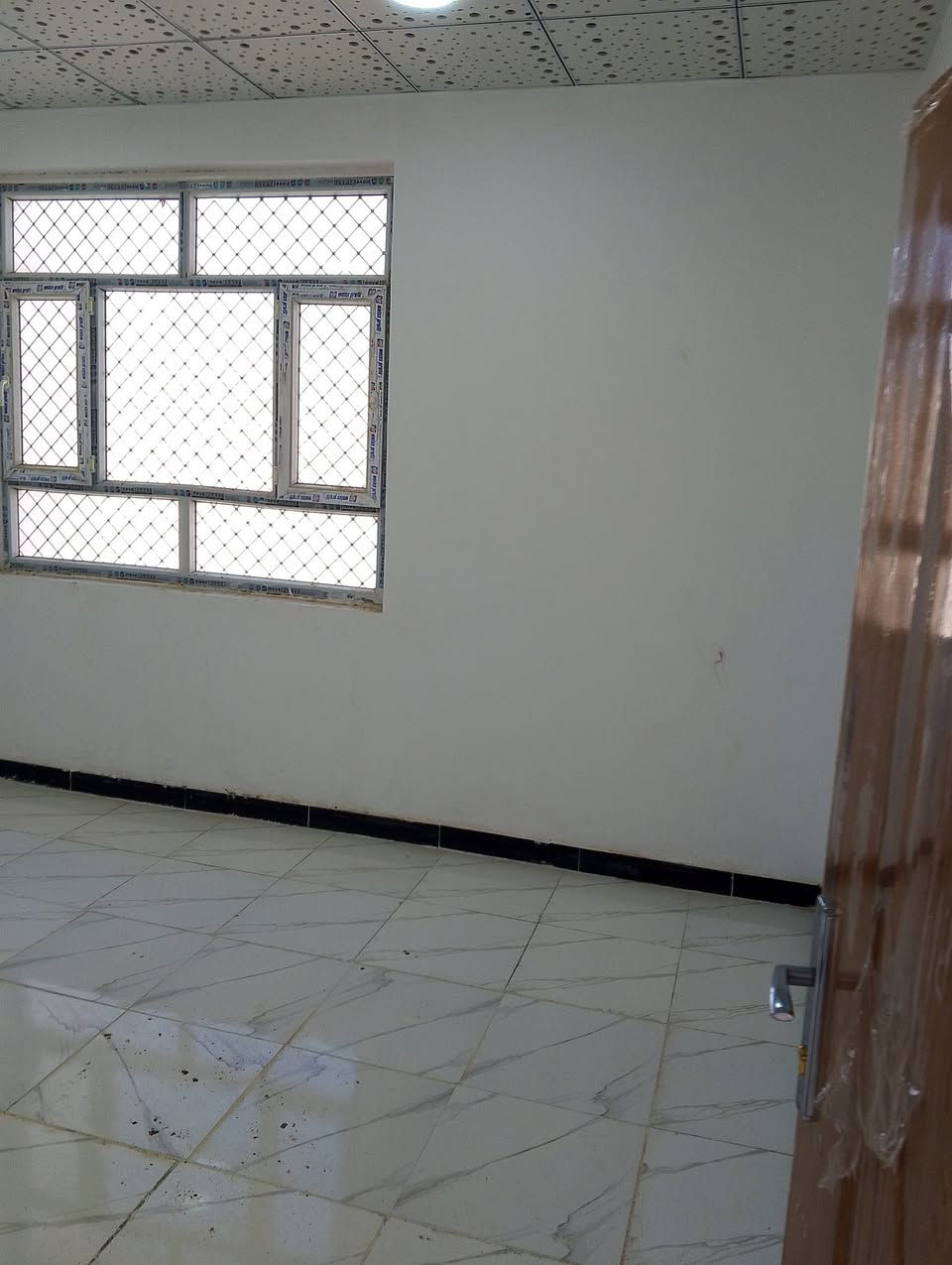 على بركه الله دار 50متر مربع بصف الركن طابقين استقبال غرفه صاله مطبخ وصحيات خارج وداخل للبيع او مراوس ب100متر او عرصه تجاريه البيت بمنطقه ال55 شارع قصابيه الميالي قريب الشارع بيتي بناء جناي كونكريت  سعره 65  مطبك الصطح وكامل *********** خاص او واتساب
