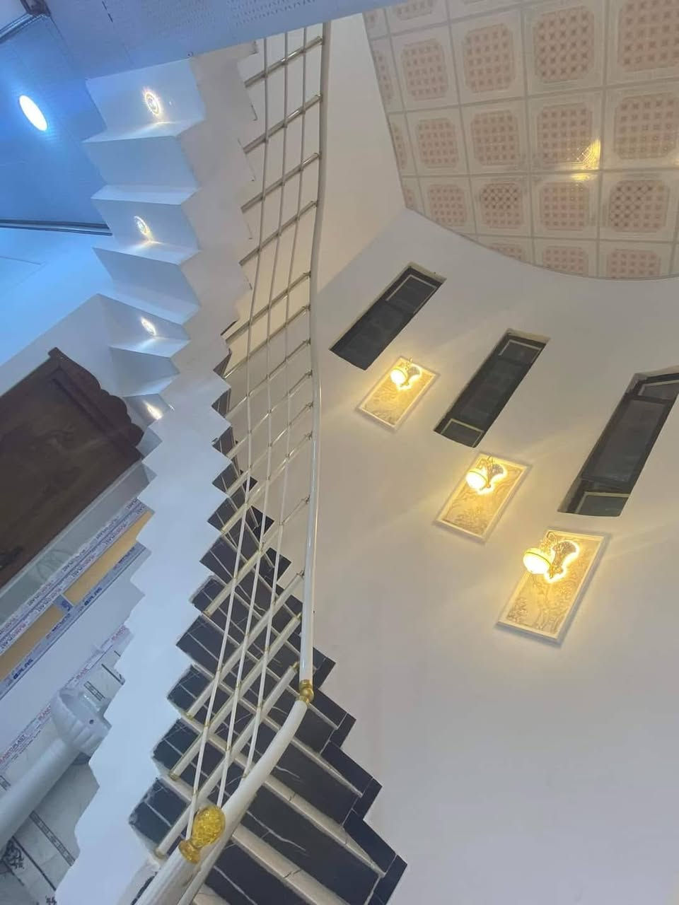 غرفتين ٤.٥ × ٤.٥ 
صاله ٧ × ٤
مطبخ ٥ × ٤
ديوان ٧ × ٤
كراج سياره + حديقه 
صحيات خارجي داخلي 
ماء ارو طن 
ماء عادي طن 
السطح ايزو كام + البيتونه كونكريت هم ايزوكام

***********
