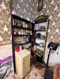 غراض محل للبيع كامل شلعه 2 كراسي ملكي  1 كرسي شبح 3 مرايات  مغسله راس ...