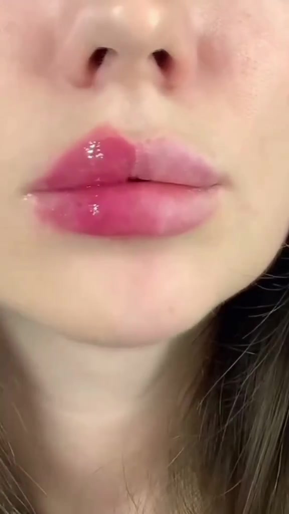 عرض الشفاه 💋قناع الشفاه الليلي من لانج (LANEIGE Lip Sleeping Mask): هو قناع ليلي مصمم لترطيب وتغذية الشفاه بعمق أثناء النوم. يحتوي على فيتامين C ومضادات الأكسدة التي تساعد على إزالة خلايا الجلد الميتة وتنعيم الشفاه. 
ليب ماكسيمايزر (Lip Maximizer) من إيمان أوف نوبل (IMAN OF NOBLE): هو منتج لتكبير الشفاه ومنحها مظهرًا أكثر امتلاءً.
قناع الشفاه من لانيج يتوفر بعدة روائح، والنوع الموجود في الصورة هو بنكهة التوت (Berry). 
يمكن استخدام قناع الشفاه من لانيج كبلسم شفاه يومي بالإضافة إلى استخدامه كقناع ليلي. 

سعر العرض 16 الف فقط🔥
توصيل بغداد 4 
محافظات 6


**إذا كنت صاحب هذا الإعلان وتريد حذفه لأي سبب، رجاءا أرسل رسالة إلى الدعم الفني**