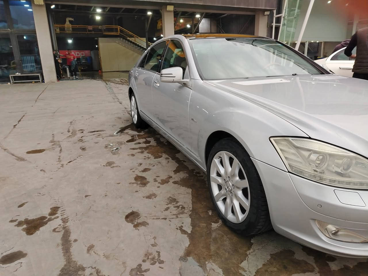 سلام عليكم مارسدس S350 خليجي كفاله موديل 2008عامه بدون صبغ بدون حادث فقط قبق جنطه مبدل ونفس لون سياره بانوراما كشنات جلد كهرباء حساسات خلفي امامي كامره بلاديه بيبان شفط مري شفط بردات بلاديه ملاحضه مكينه بيهه بدايت تبخير تريد تجفيت تريد مكينه يوكع من سعر السياره السعر ١٨٠ عنوان بغداد سبع البور *********** ***********  بدون مراوس فقط بيع
