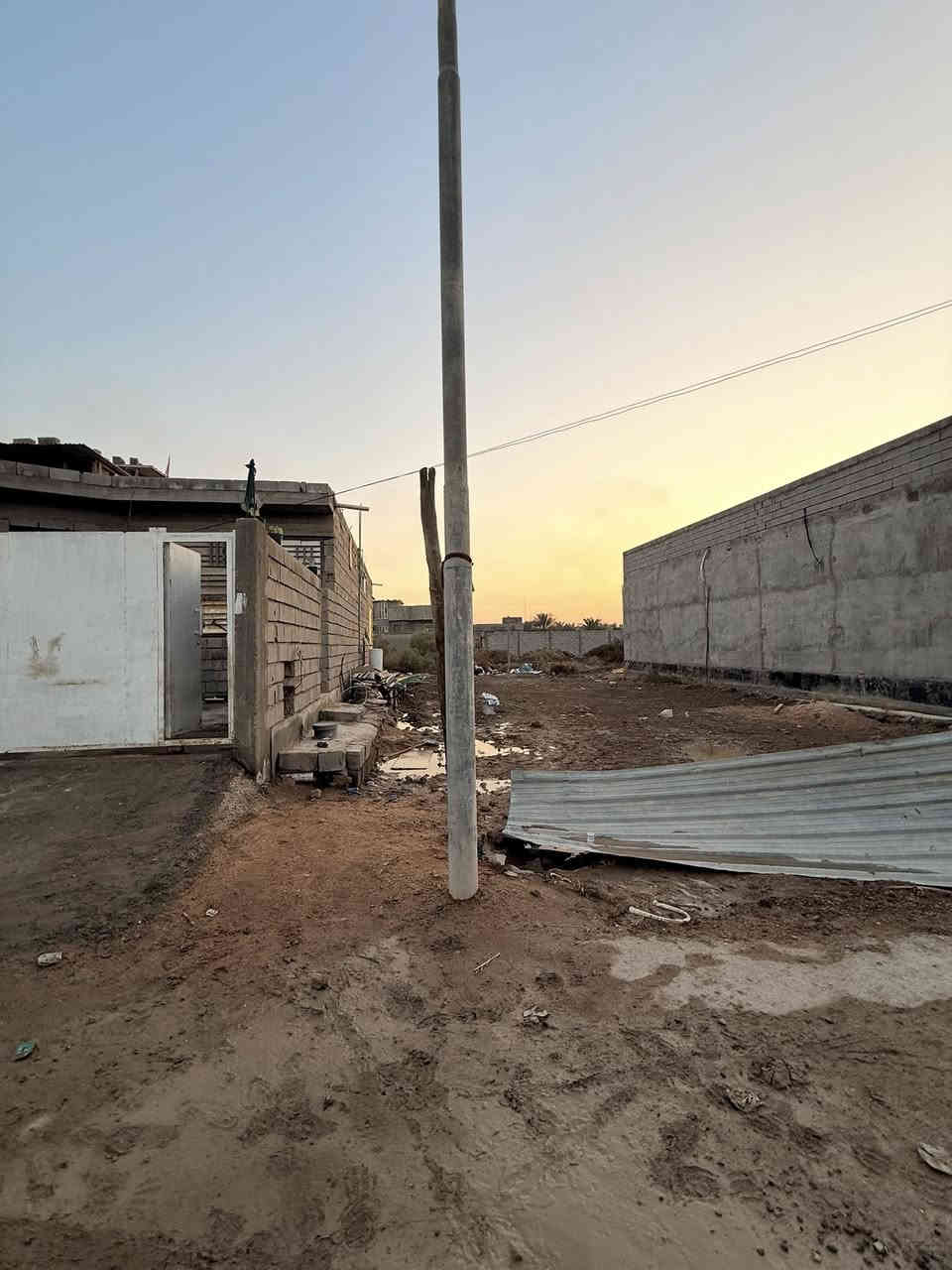 دار سكن للبيع  👇🏻

#معه قطعه ارض 250 متر.  بصف البيت 
و مساحه البيت 200 متر 
المساحه الكليه 450 متر 

على شارع تبليط 10 متر كافه الخدمات متوفره 

#البيت بي نواقص ابو البيت 
محتاج بيع مستعجل 

#يحتوي البيت على غرفتين نوم 
#و ديوان 
#و صالتين 
#و مطبخ حار و بارد 
#و مناور و صحيات داخلي و خارجي و كراج سياره 

#طابو صرف زراعي بسم عراقي راعي لارض موجود تتكاتب ويا مباشرتاً 

#العنوان ابي الخصيب السبيليات الشرقيه يبعد عن طريق الداخلي السايدين مال العشار مسافه 300 متر موقع يخبل للعلم شغل البيت درجه أوله 

سعر البيت ول قطعه 170 مليون و بي مجال 
للاستفسار ولتواصل *********** صادق
