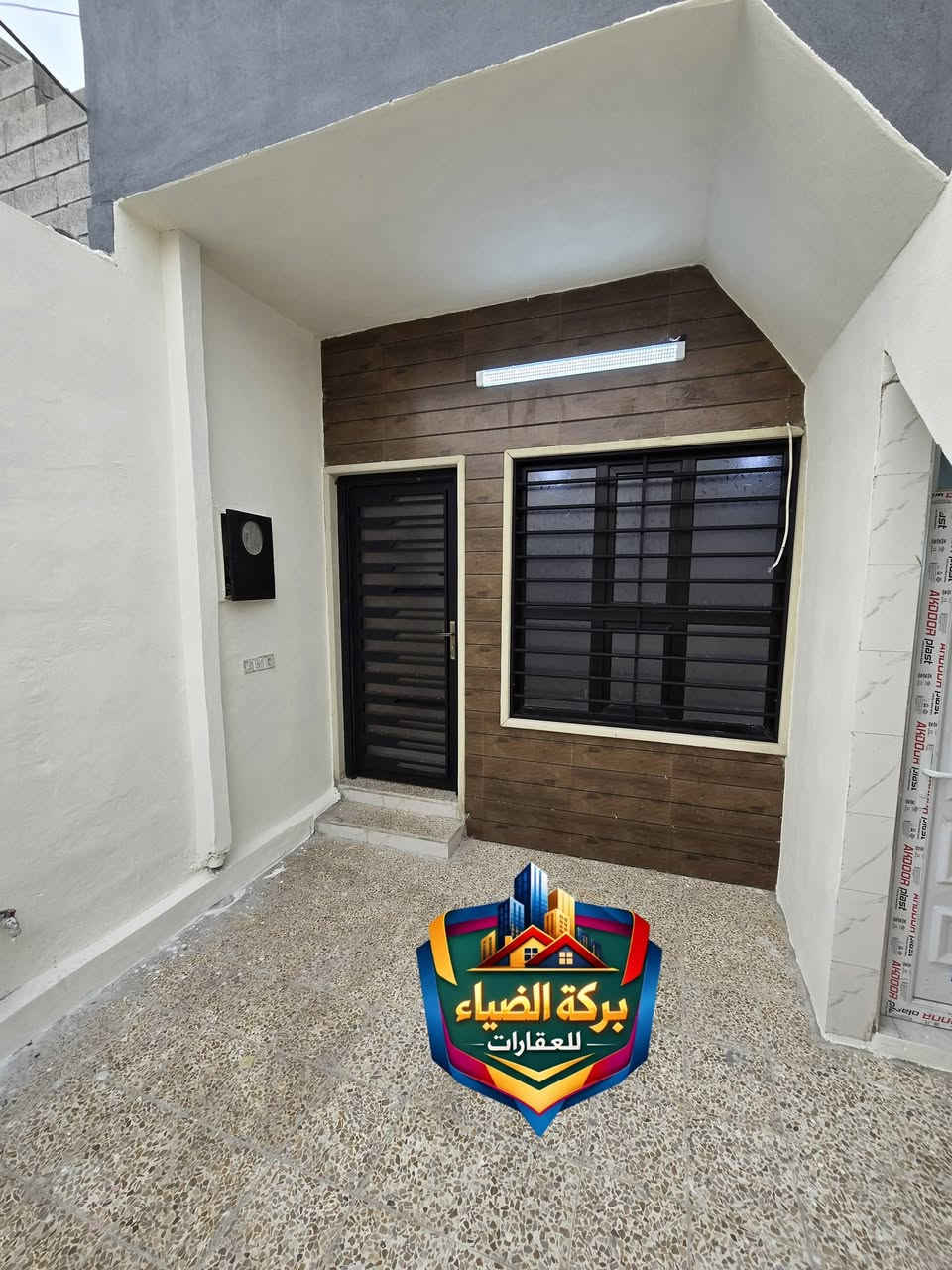 للبيع دار حديث معزول مساحة 70متر بواجهة 4.25 فرصة استثمارية مميزة الموقع الموصل أيسر 
للبيع دار حديث معزول مساحة 70متر بواجهة 4.25 فرصة استثمارية مميزة الموقع الموصل أيسر حي الجماسة
قرب كراج الكوير ودورة الحمام
يتكون الدار من كراج واستقبال ومطبخ وصحيات وغرفة نوم 
الطابق الثاني استقبال ومطبخ وصحيات وغرفة نوم وبيتونه 
استثمارية يتأجر ب ٤٥٠ الف
السعر 100 مليون وقابل للتفاوض 
سند حديث ملك صرف طابو الزهور سكني 
مكتب بركة الضياء للعقارات 
اوقات الاتصال من ١ ظهرا حتى ٦مساءا 
***********
***********
محافظة نينوى الموصل الجانب الأيسر
