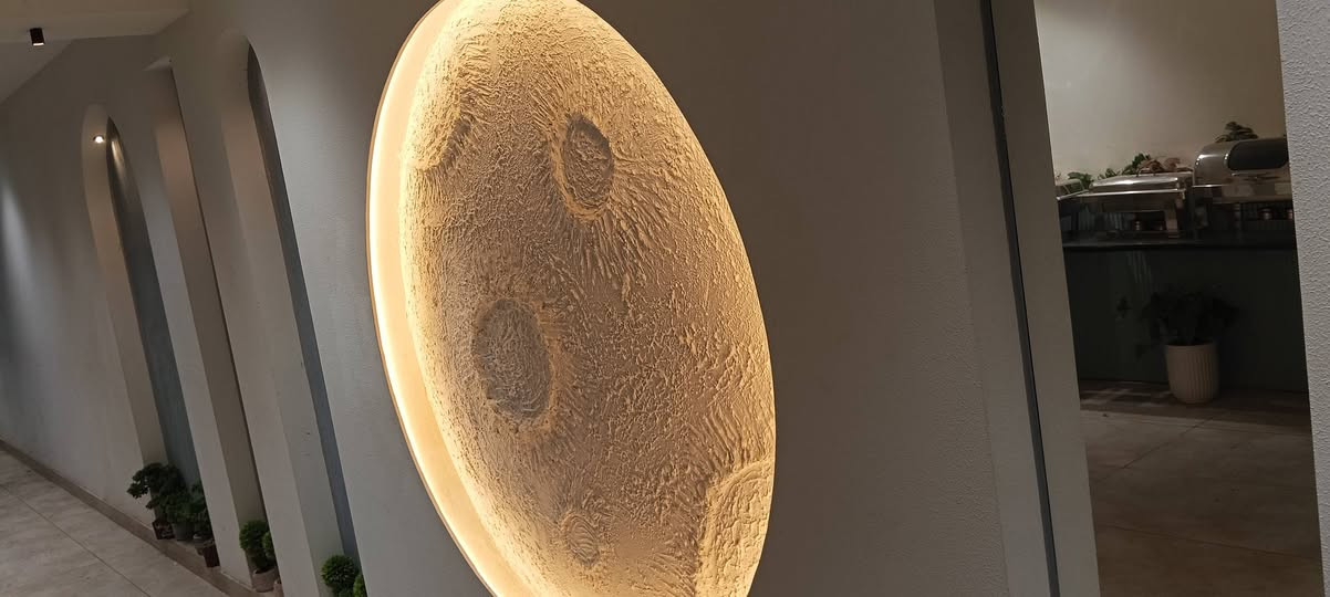 مطعم للبيع بالكامل مساحة 400 متر
تجهيز درجة أولى مجهز من كلشي ما ناقصه أي شي 
للاستفسار التواصل على الرقم ***********
