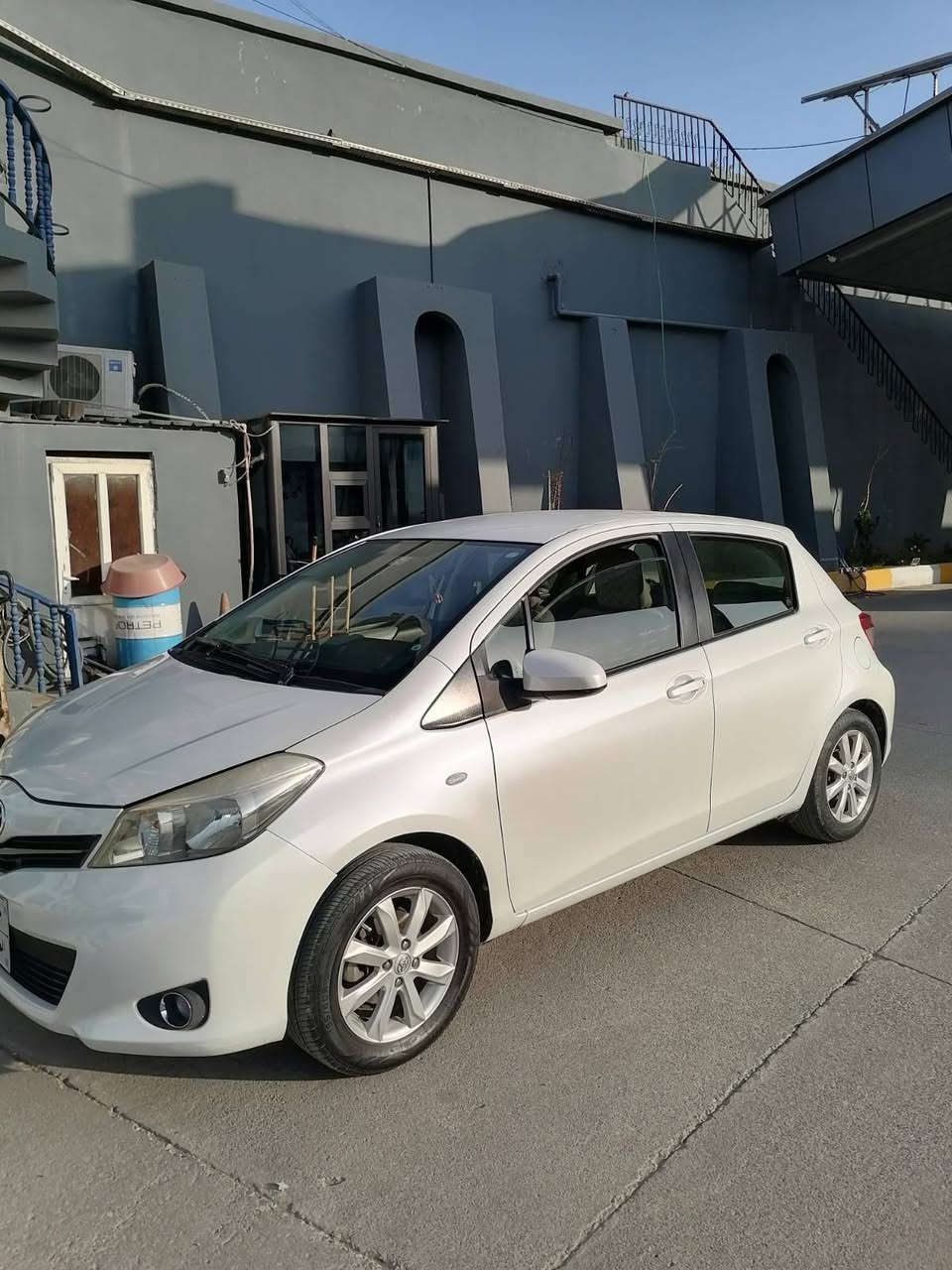 توێتا  یارس ٢٠١٢ 
ڕەنگ سپی سەدەف
نموونەیە لە جوانی 

لە شەریکەوە دوو دەستی کردووە و ٩ ساڵە لای خۆمانە
مەکینە بچووک

گێڕ و مەکینە و تەقە و ڕەقە و لە دەعامی بۆ دەعام بە ضەمان
دینارێک مەسروفی تیا نییە

دەعم  و شوخت و چاڵی نییە 

یەک بست دەرگای سەکن ساردە
چەمەلغی پێشەوەی سەکن چوار پەنجە بۆیاخی هەڵی یاوە بە هۆی دەمانچەی غەسلی سەیارە شۆردنەوە

١ ساڵە سەنەوی بەسەر چووە

نرخ 
104 گەڵا
موعامەلە

ڤایبر و سیم 
*********** السليمانية, العراق
