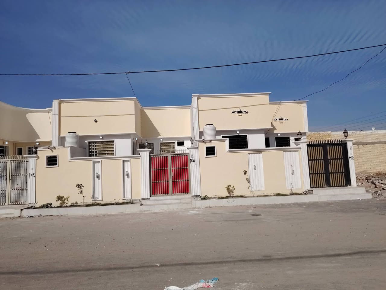 ***********يعلن مكتب النور العقار عمود262   بيت مقابل قرية الغدير شارع المطار
تفاصيل البيت 👇👇المساحه 150متر عرض شارع 17متر اناره جيهتين معا كافت الخدمات
#استقبال  
#غرف نوم عدد 2
#وصاله عدد 1
#حمامات عدد 2 سعره 55مليون قريب علا شارع صب 
#ملاحضة البيت بناء 2025
سند 25
#شارع عرض 17 متر
ماء+كهرباء+كيبل ضوئي مقابيل +مولده+مدارس حكوميه واهليه ومول تسوق منزلي 

جميع الخدمات متوفره
للاتصال 
***********واتساب
