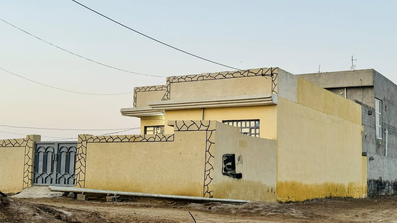 دار للبيع ركن طابو ملك صرف مساحة بناء البيت 200 مع الكراج والحديقة ومساحة الارض المعزولة 160 متر غرفتين نوم هول مطبخ صحيات استقبال مكان الدار ديالى بعقوبة دور مندلي كاطون الرازي 
الدار مؤجر بسعر 200الف السعر 105 وبي مجال ***********
