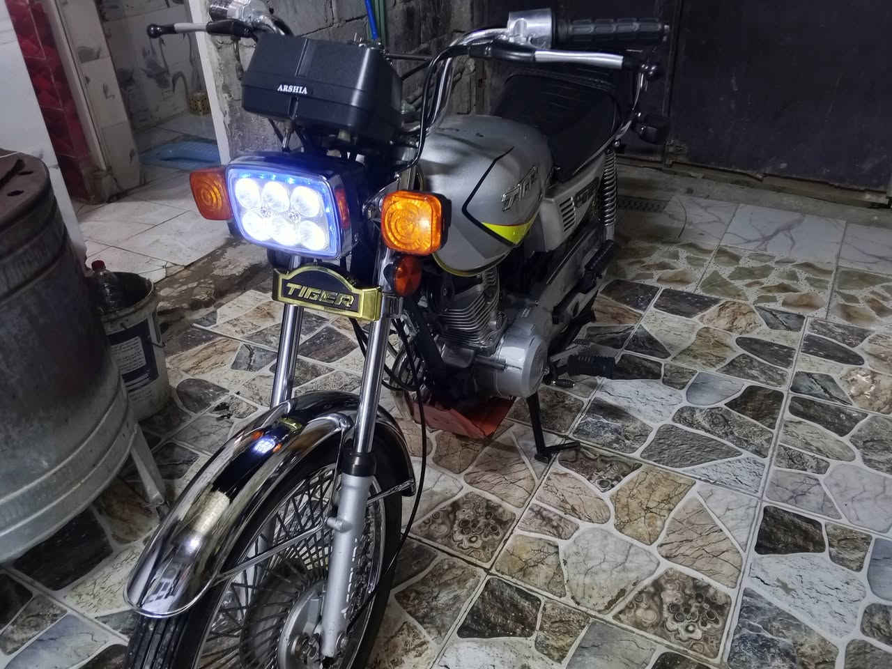 السلام عليكم دراجه تايگر للبيع موديل 2021 مكفوله كفاله عامة كهربائيات كلها شغاله دراجه اوراق سكنر  السعر 450 وبيه مجال العنوان الديوانية رقمي ***********
