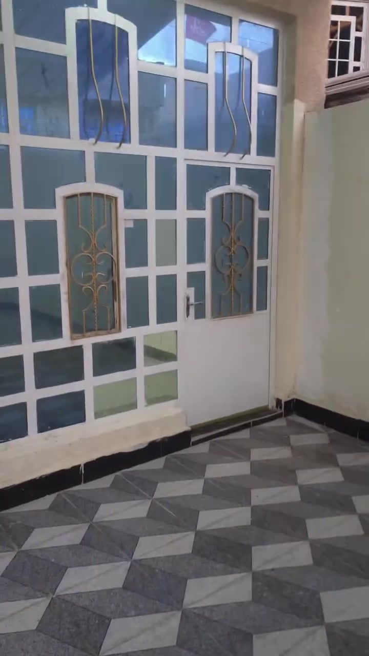 السلام عليكم بيت ركن  مع المحلات للبيع  مساحة 200 متر
البيت جاهز  للسكن وكامل مثل متشوف بالصور ترميم جديد الموقع شارع المستشفى قرب جامع قائم ال محمد للاستفسار الاتصال ع الرقم ***********

