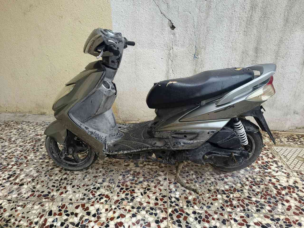 السلام عليكم سكنس فحل نضيفة بلاديه
مكينه خرسة
نكره سلف هندر 
لايت زنون
المكان بغداد الشعب فلكت صباح الخياط 
رقم***********
سعر650
