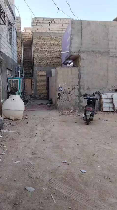 بيت للايجار المساحه 100متر طابق واحد المعملجي البزل المدفون شارع جمعته اهل البيت مقبل اسواق الساعة 300  ***********
