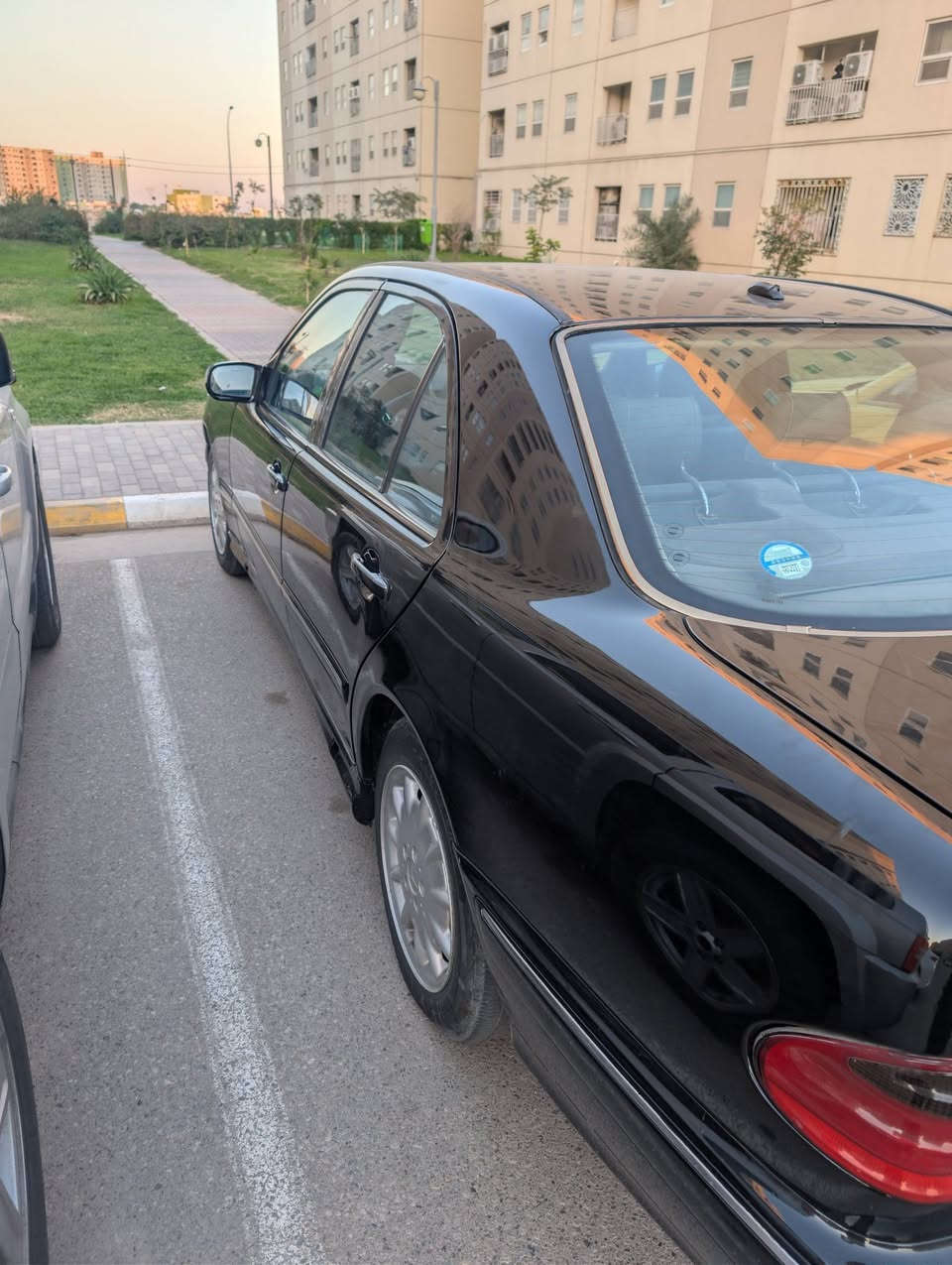 سلام عليكم
مارسيدس ام عيون موديل 2000 مصبوغه عام 
بدون ايرباك سعر 115 
وعليها غرامات 
وبيها كم شغله نقص مثل تبريد حساس الأيبي أس
الغرامه ونقوصات تنزل من سعر سياره 
رقم تلفون بي واتساب ***********
