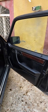 للبيع مديل ٩٠ محرك ٣٠٠ قبق اسود رقم جديد باسمي للاستفسار ٠٧٨٠٤١٢٦٠٦٠