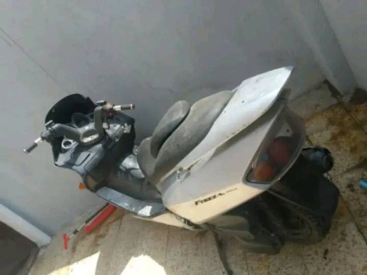 سلامو عليكم فورزه 06 للبيع طفت فجه وتركتها ابيع عل هل حطه كوم حديد
لتخابرني دكلي شبيها بايعلك كوم حديد
ارواق مابيها كفراتها موجوده باتري وكتف وملف شحن شادهن جدد اتفيدك الدراجه قيم بل يرضي الله وتعال وشكرن 