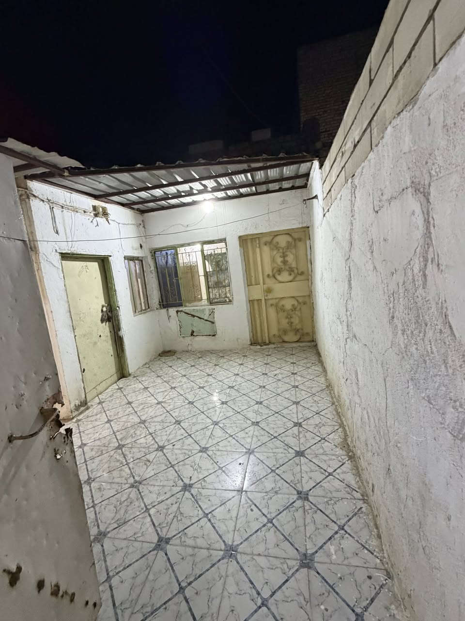 السلام عليكم مسلك مساحته 105 حي الحسين القديم بفرع ابو صالح ابو الكباب سعره 80 وبي مجال  ***********

