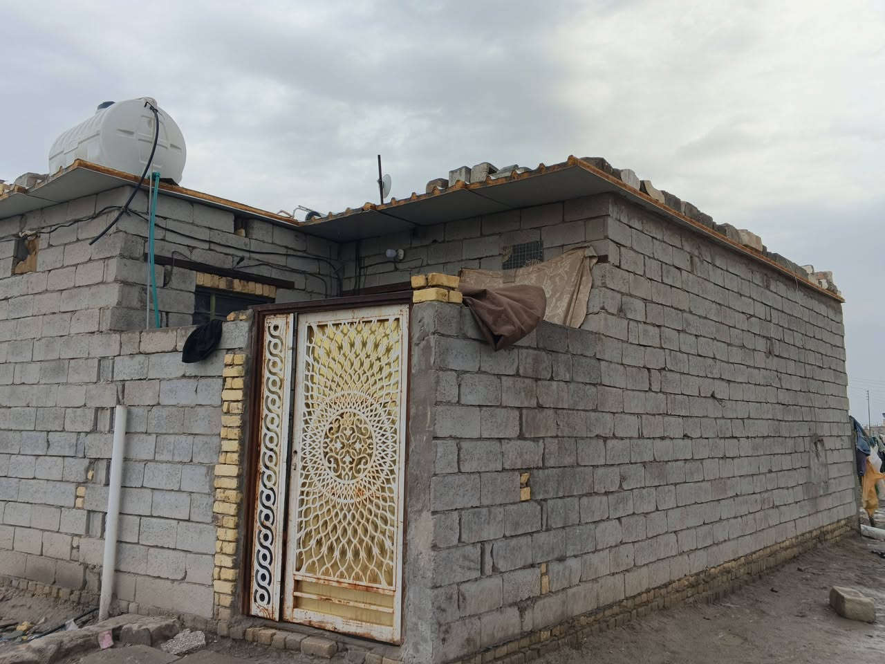 3 بيوت واحد 100متر وثنين ع70 متر بحي جوادين بنزله 3 يم المدرسه رقم صاحب دار ***********
