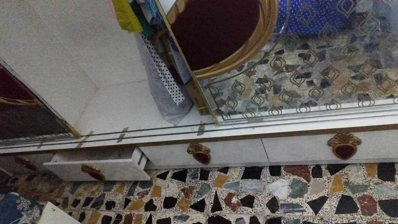 غرفه تركيه سعر 500 الف وبيها مجال بسيط بغداد مدينه الصدر رقم الهاتف ***********
