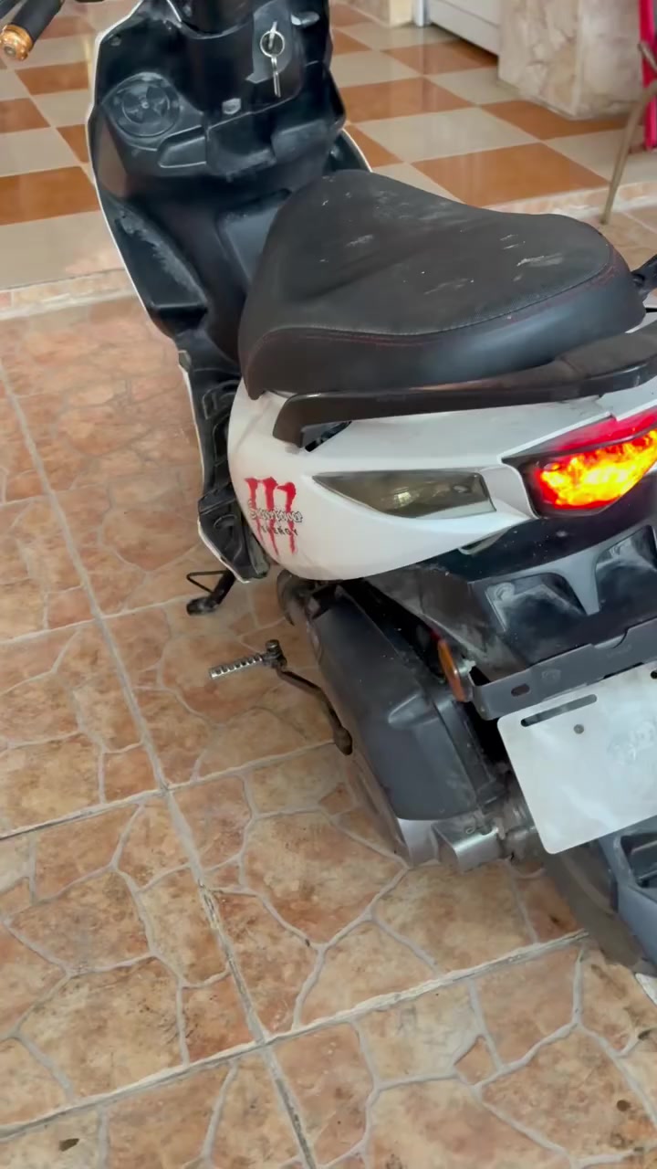 سلام عليكم
للبيع دراجه سلف وهندر يشتغل كامل 
فقط الكفرات تعبانه + بيها قطع بلواير مال لايت الامامي وبعد مابيها اي عيب
السعر 270 الف بيها مجال حك الجيه
الدراجه تلكوها بسنتر كوبرا مال العاب بلكورنيش
او اتصلو ***********
