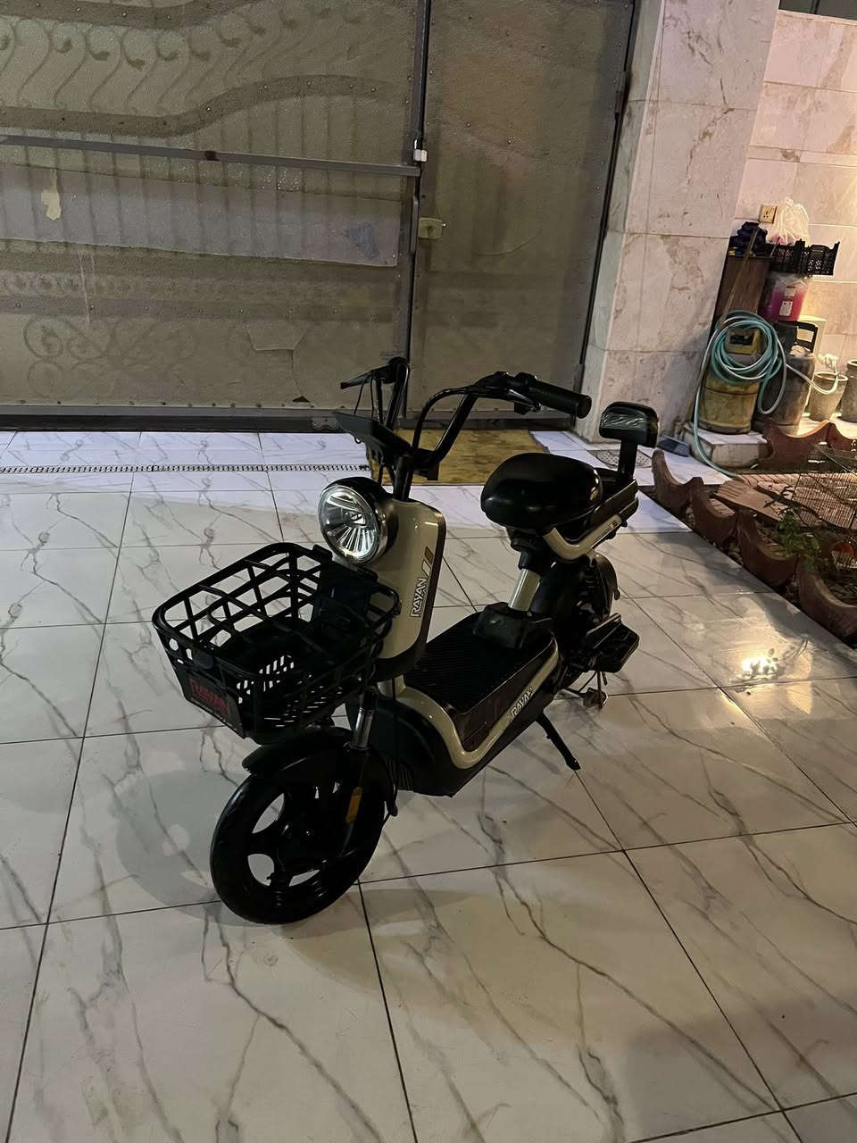 السلام عليكم ماطور شحن حجم 14 ريان فول مواصفات بصمه+سويجين+شاحنه 4بطاريات جوبلس تيار الامام  وتيار الخلف جوب اصلي+مبدل تاير+جوب+جوزه مال سويج سرعه الحقيقي 60 ضوء عالي وضوء ناصي وستاند+استاند جانبي الايسر دواسات اماميه لون كريمي نضافه 100/100
  السعر 400 وبي مجال خلي يخابر عليه ويبشر  مكاني تكريت صلاح الدين للستفتار على رقم صاحب الماطور ***********
