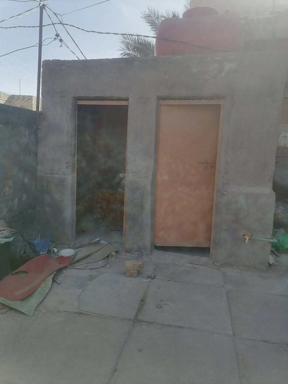 بيت للبيع زراعي المساحه 140  بي غرفه واستقبال وصاله ومطبخ ومغاسل خارجيه ماي وكهرباء جاهز وقريب على الشارع الموقع الدغاره قرب (مشروع ماء الويرسي) خلف ملعب السمبله (السعر35)   للاستفسار ***********
