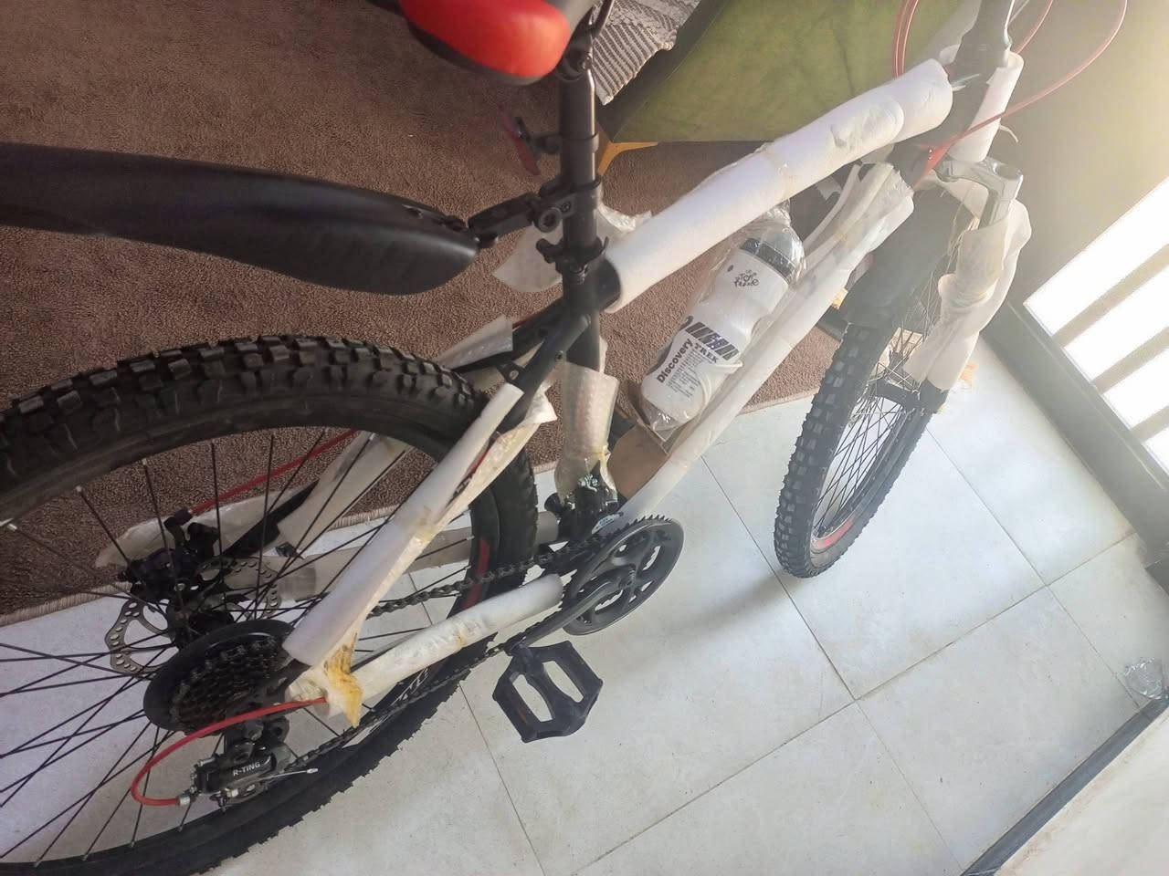 السلام عليكم بايسكل سياحي كسر كارتون غير مستخدم حجم 26 للبيع *********** مكاني بصرة
