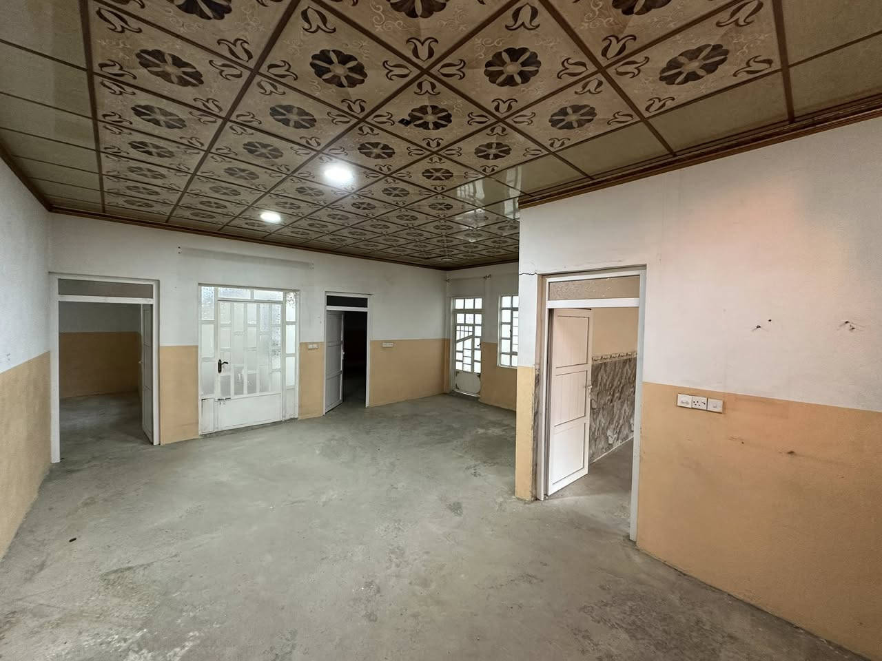 بيت لايجار في القوسيات قرب اجامع الرشيد
مساحت البيت 250 متر 
ستغبال وهول وغرفتين نوم وصحيات داخل وخارج ومطبخ
لستفسار الانتصال ع رقم ***********
