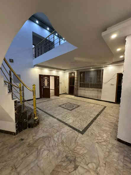 للايجار للايجار.. بيت270متر في زيونه محله 710 المربع الذهبي محدث بالكامل نظيف جاهز للسكن يحتوي 6غرف نوم سويتات 2منهم ارضيه و4فوك صالات2مطابخ2 حمام ضيوف كراج يسع لسيارتين وحديقه.
***********
***********
