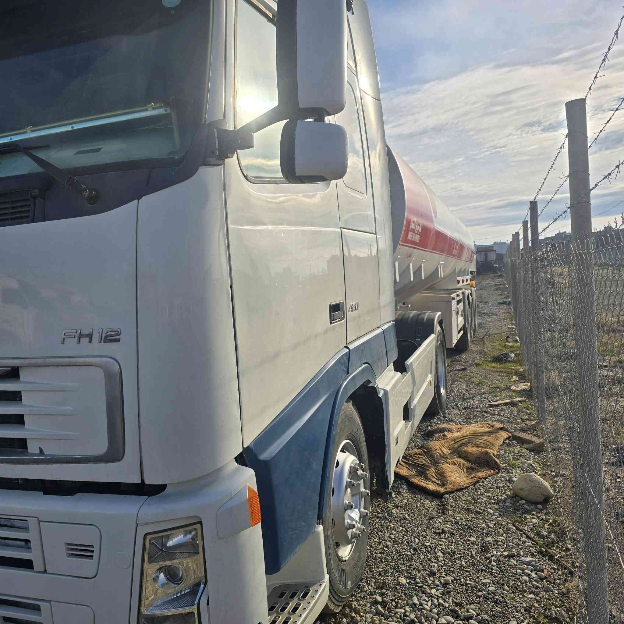 الفو موديل ٢٠٠٥ صنوية جيدين ٢٠٣١ تنكر  مربوت علي مكان سيارة جمجمال سعري ***********/***********
