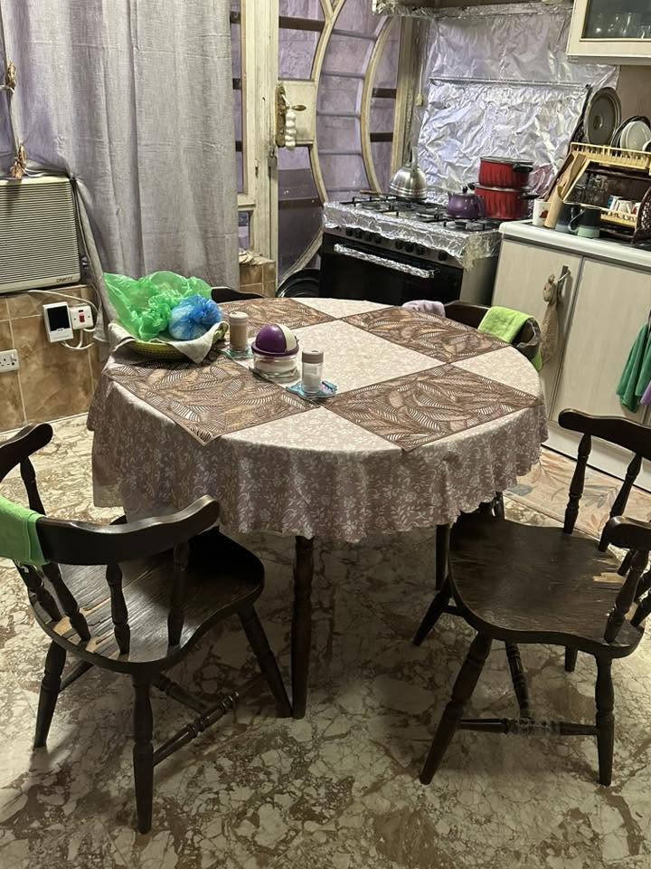 طاولة طعان مع ٦ كراسي تتكبر وتنفتح تصبح بيضوية الطاولة او تتصغر مثل هيك وتصبح دائرية 
سعر البيع 150 الف الطاولة و٦ كراسي
***********
